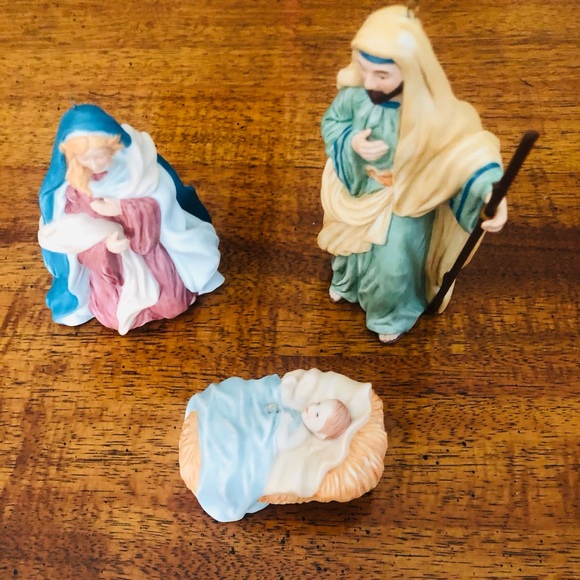 Hallmark Keepsake The Holy Family Blessed Nativity Ornaments & 3 Wise Men Boxes - Picture 3 of 9